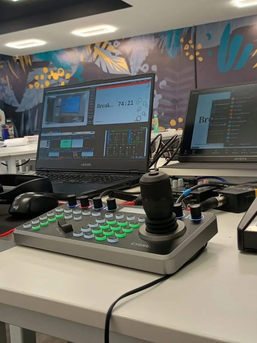 Controlador de cámaras robotizadas y equipos de streaming