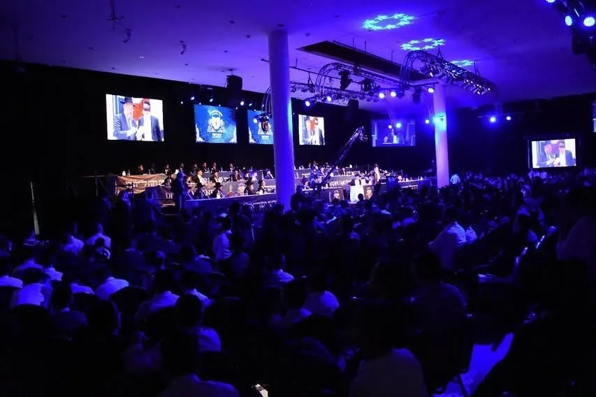 Audiencia siguiendo un evento mediante pantallas de circuito cerrado