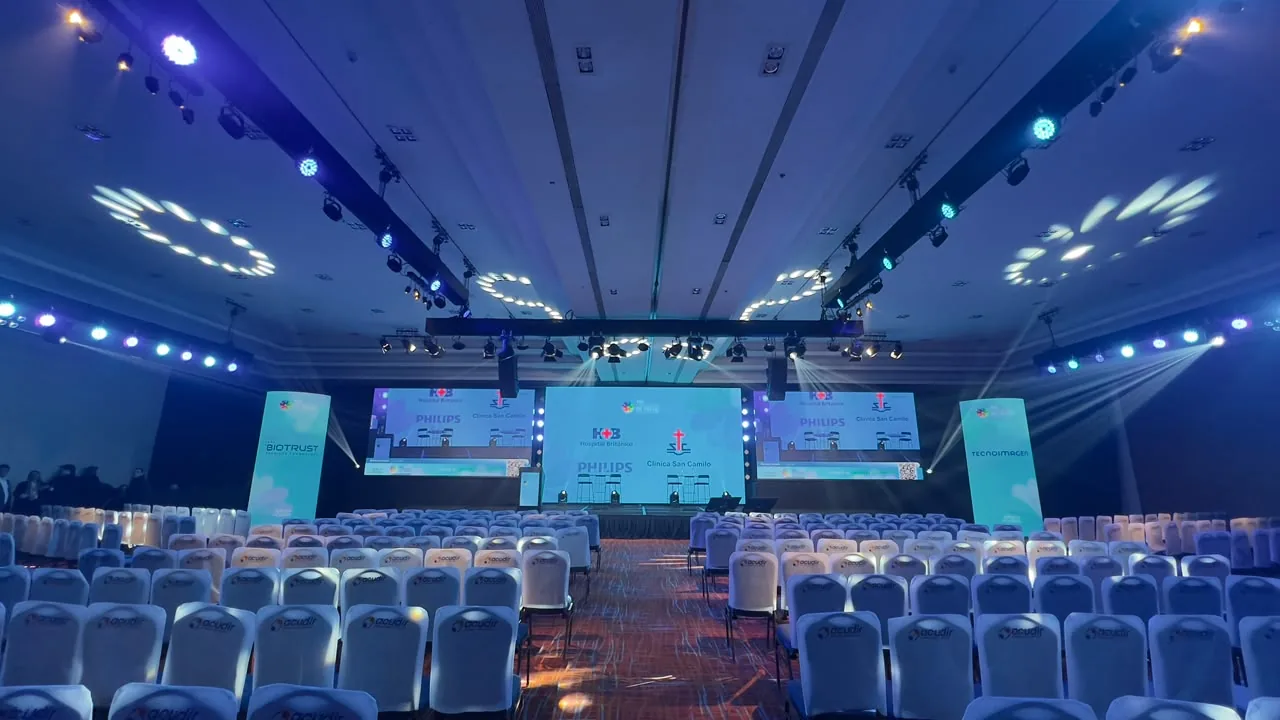 Auditorio equipado con escenario, pantallas e iluminación para un evento