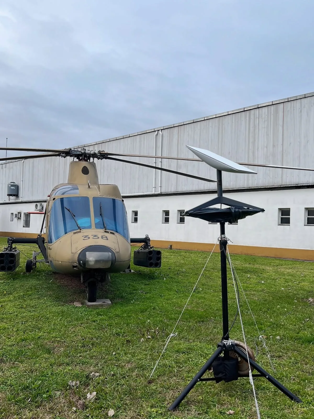 Terminal de internet satelital desplegada junto a un helicóptero
