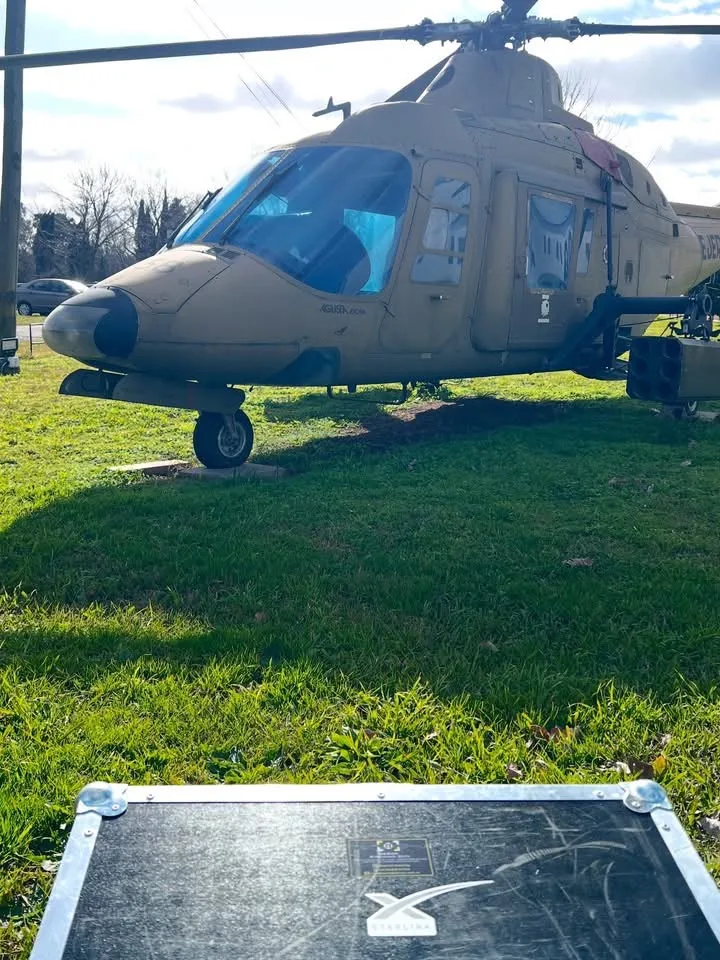 Equipamiento de internet satelital desplegado para una producción exterior