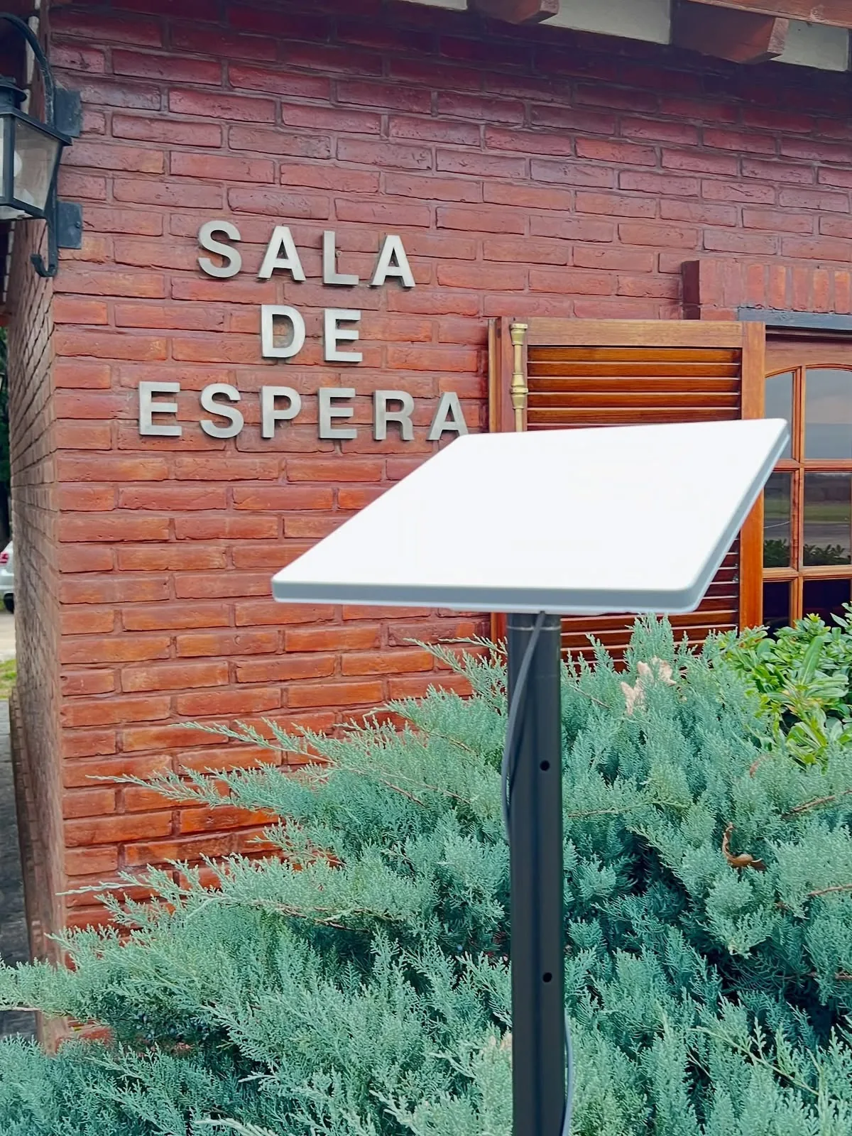 Terminal satelital instalada en el exterior de un salón para eventos
